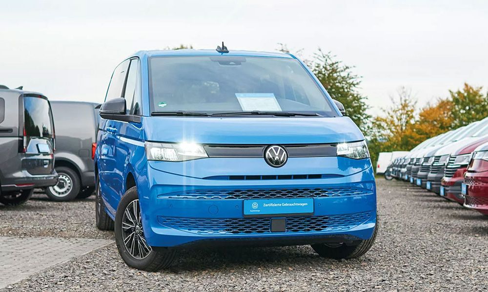Ein gebrauchter Volkswagen Multivan steht bei Volkswagen Leipzig bereit.